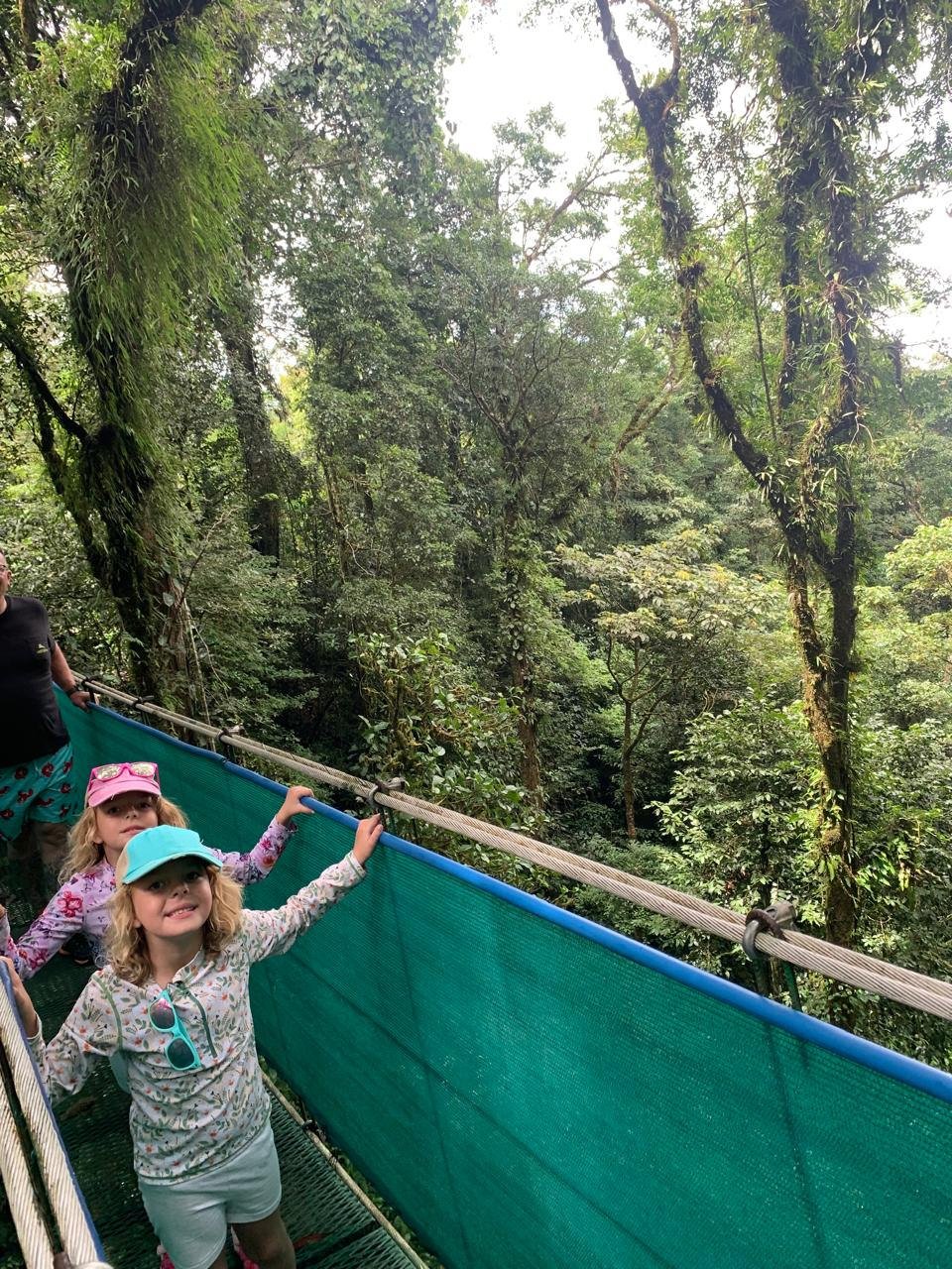 Niñas en el puente colgante