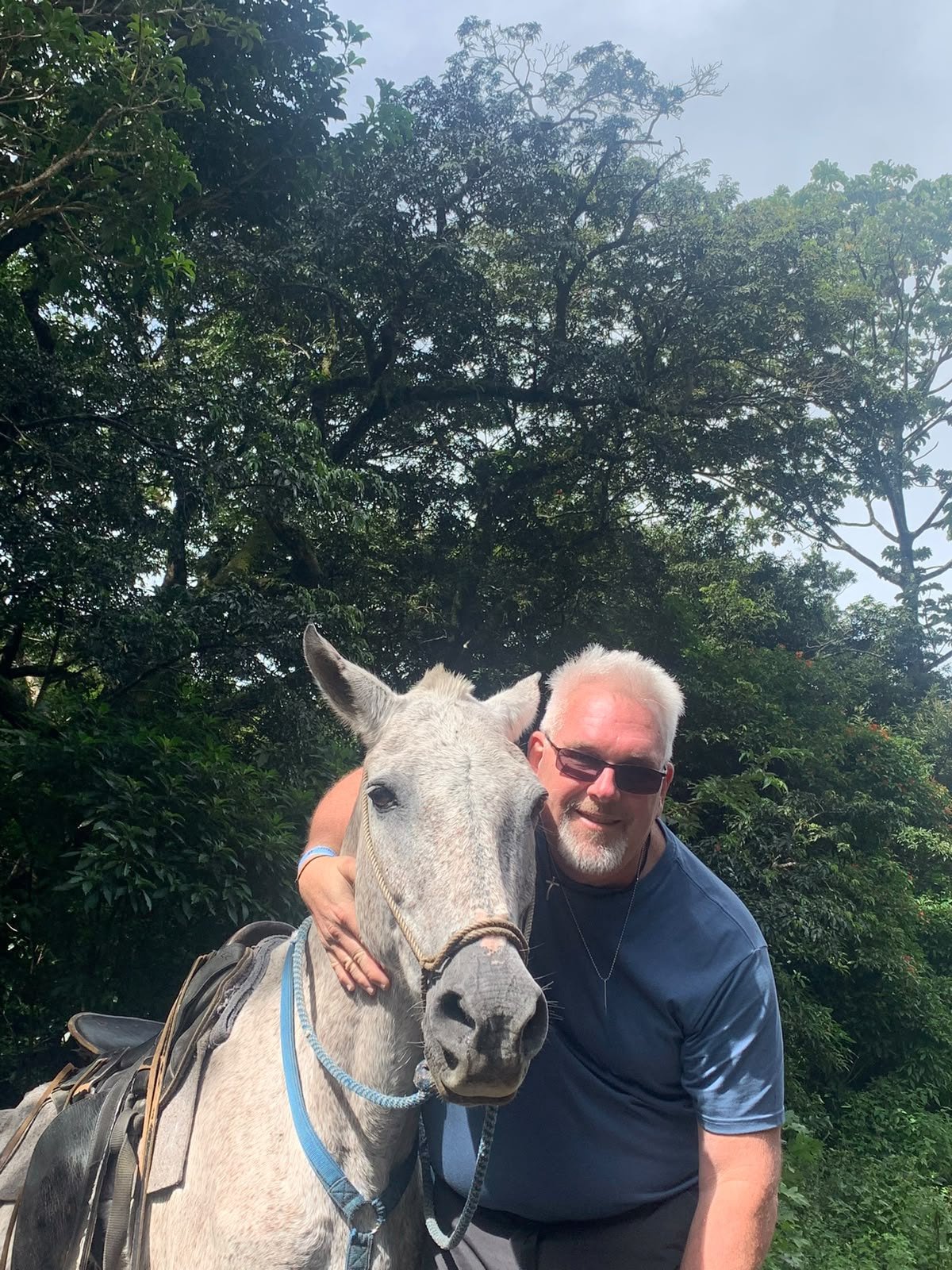 Visitante con su caballo