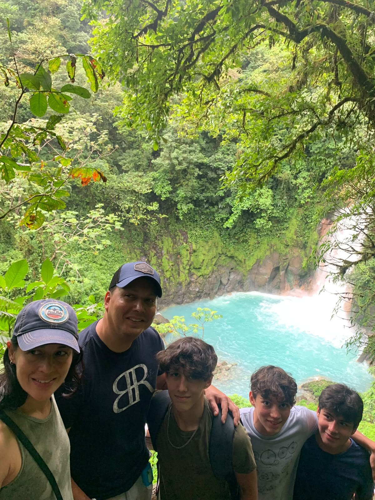 Familia frente a la catarata