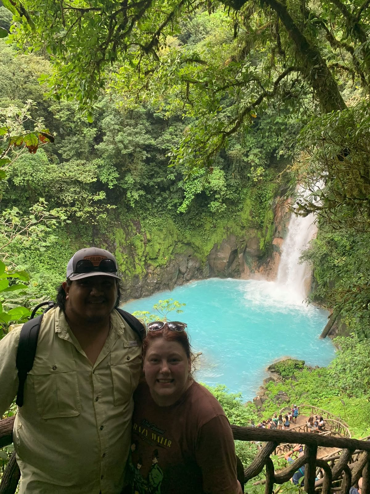 Pareja en el mirador de la catarata