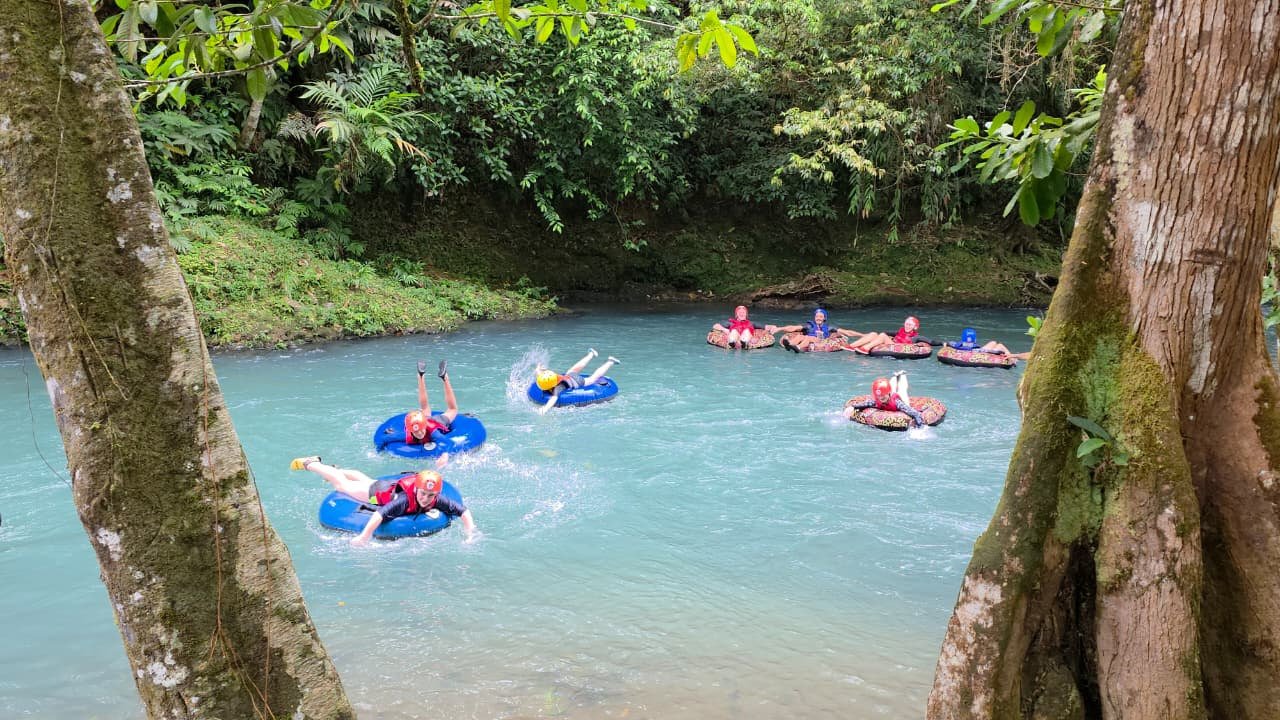 Grupo haciendo tubing