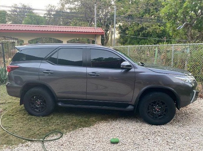 SUV gris